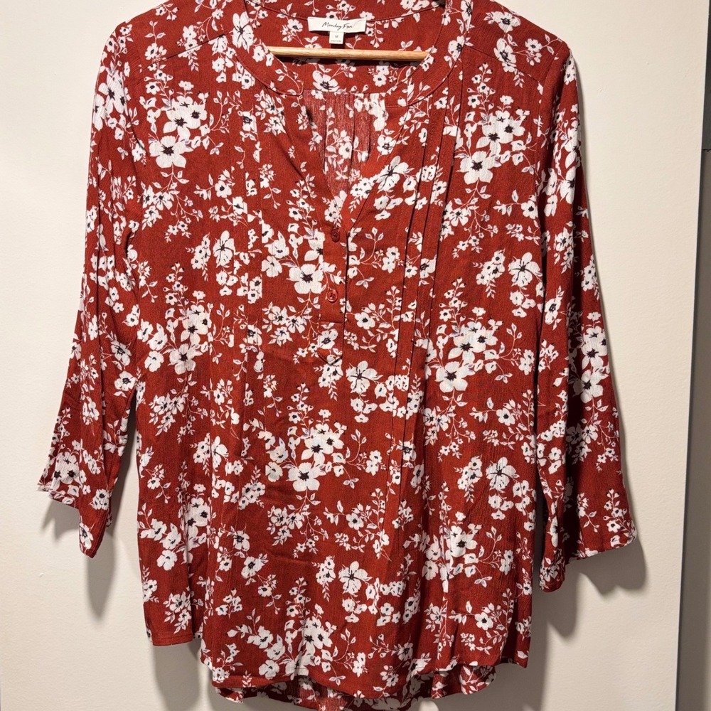 Monday Fun Blouse Womens Medium Red NWOT Floral Pintuck V-Neck 3/4 Sleeve